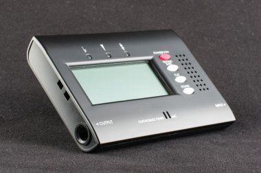 Siyah arka plan üzerine izole dijital gitar tuner