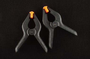 Siyah arka plan üzerine izole naylon bahar kelepçeler çifti