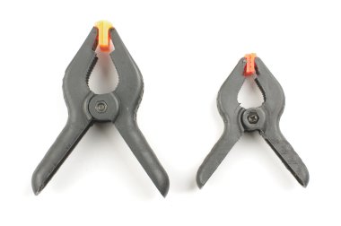 Büyük ve küçük naylon kelepçeler izole bir