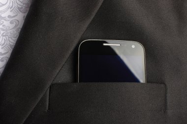 Takım elbise cebinde akıllı telefon