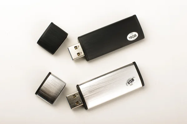 Dois pen drives USB isolados no fundo brilhante — Fotografia de Stock