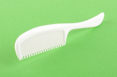 Yeşil arka plan üzerinde izole yuvarlak dişler beyaz bebekler tarak