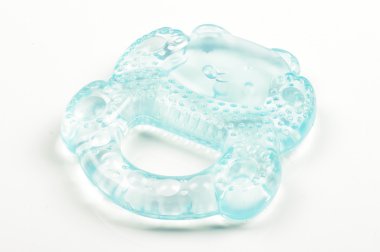 Mavi silikon teether ve emzik üzerinde parlak arka plan izole bebekler için