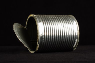 Metal açık kapak siyah arka plan üzerine yalan ile ebilmek