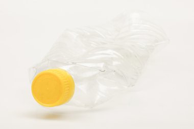 Parlak arka plan üzerinde izole petrol plastik şişe