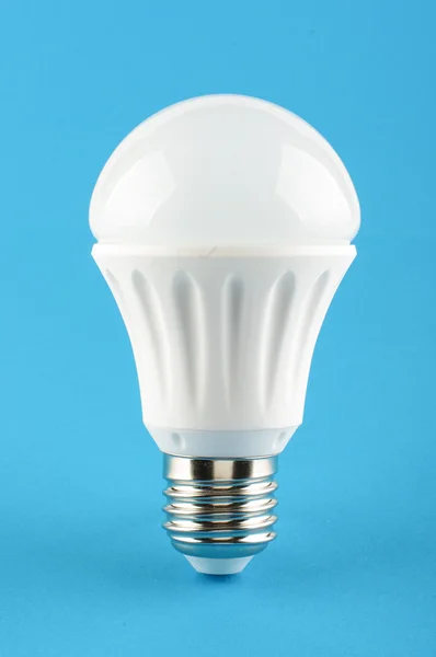 Energie besparende Led verlichting-lamp op de blauwe achtergrond — Stockfoto