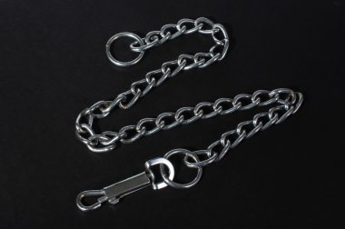 Koyu arka plan üzerinde izole tuşları için metal zincir