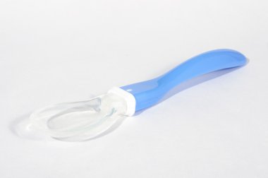 Yumuşak silikon bebek beyaz arka plan üzerinde izole kaşık besleme