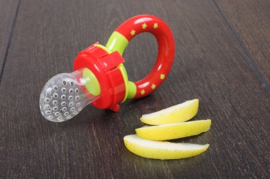 Siyah arka plan üzerine izole emzik besleme bebek