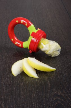 Siyah arka plan üzerine izole emzik besleme bebek