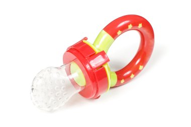 Beyaz arka plan üzerinde izole emzik besleme bebek