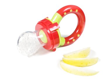 Beyaz arka plan üzerinde izole emzik besleme bebek
