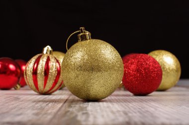 Altın ve kırmızı Noel dekorasyon