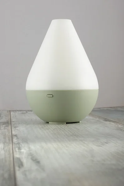 Humidificateur d'air sur le fond en bois vieilli — Photo