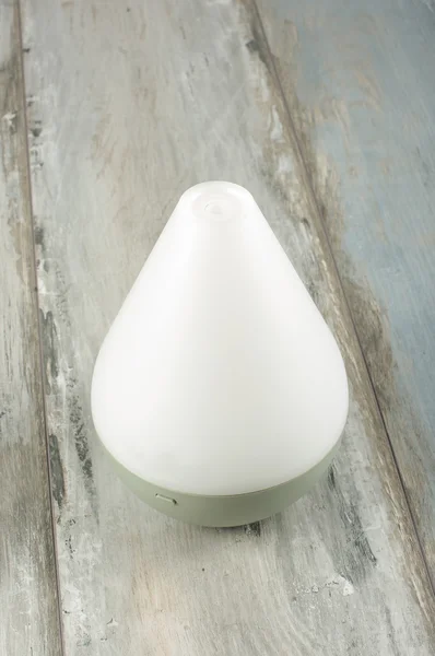 Humidificateur d'air sur le fond en bois vieilli — Photo