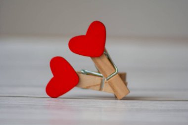 Romantik kavram olarak birkaç kıyafet iğnesi. Romantizm ve sevgililer günü geçmişi. Düğün zamanı..