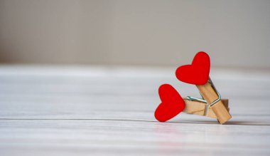 İki insanın seks yapması fikri. Seks pozisyonunda kırmızı kalpli iki elbise iğnesinin fotoğrafını çek.