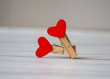 İki insanın seks yapması fikri. Seks pozisyonunda kırmızı kalpli iki elbise iğnesinin fotoğrafını çek.