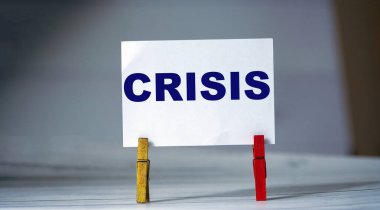 Masada kıyafet iğnesi olan yapışkan notu hatırlat. Üzerinde Kriz Yazısı olan yapışkan bir not. Dünyada iş çöküşü