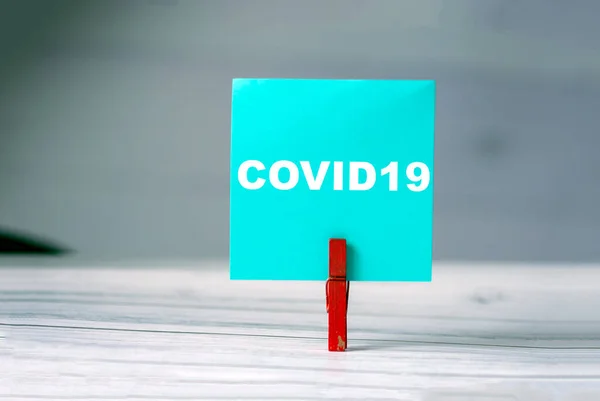 テーブルの上に服ピンで付箋を思い出してください Covid19という言葉で付箋 コロナウイルスのパンデミックの概念 — ストック写真