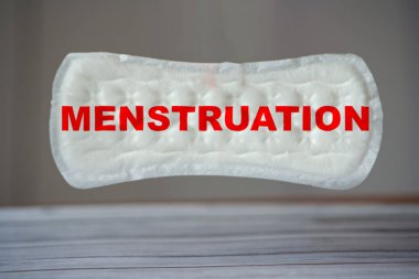 İç çamaşırı askısına veya hijyenik peçeteye kırmızı regl yazılıydı. Kızların ergenliği ve kadın konsepti. 