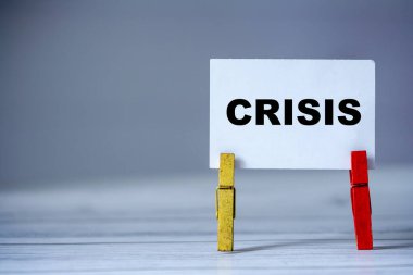 Masada kıyafet iğnesi olan yapışkan notu hatırlat. Üzerinde Kriz Yazısı olan yapışkan bir not. Dünyada iş çöküşü