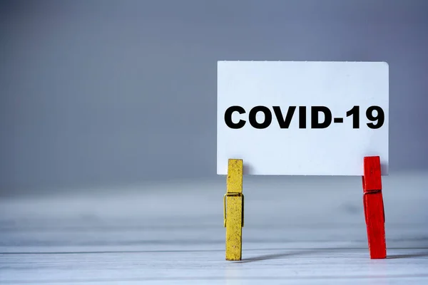 テーブルの上に服ピンで付箋を思い出してください Covid19という言葉で付箋 コロナウイルスのパンデミックの概念 — ストック写真