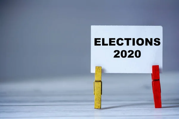 Påminnelse Med Kleskenål Bordet Klebrig Seddel Med Innskrift Elections 2020 – stockfoto