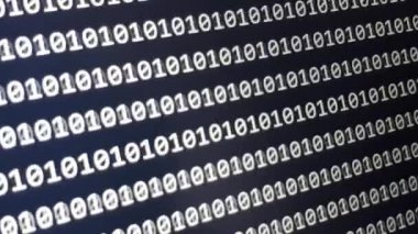 Programcı tarafından yazılım geliştirme. Soyut bilgisayar kodları. Yazılım geliştiricisinin kod ekranı programlanıyor