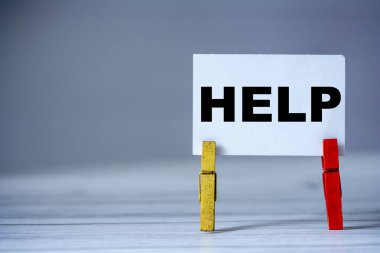 Masada kıyafet iğnesi olan yapışkan notu hatırlat. Kelimesi kelimesine yapışkan bir not. Destek ve yardım kavramı. Sorun arkaplanını çöz