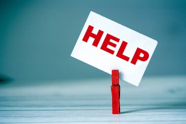 Masada kıyafet iğnesi olan yapışkan notu hatırlat. Kelimesi kelimesine yapışkan bir not. Destek ve yardım kavramı. Sorun arkaplanını çöz