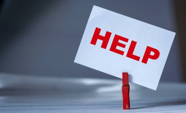 Masada kıyafet iğnesi olan yapışkan notu hatırlat. Kelimesi kelimesine yapışkan bir not. Destek ve yardım kavramı. Sorun arkaplanını çöz