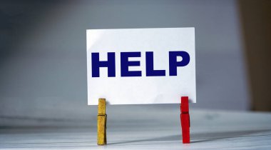 Masada kıyafet iğnesi olan yapışkan notu hatırlat. Kelimesi kelimesine yapışkan bir not. Destek ve yardım kavramı. Sorun arkaplanını çöz