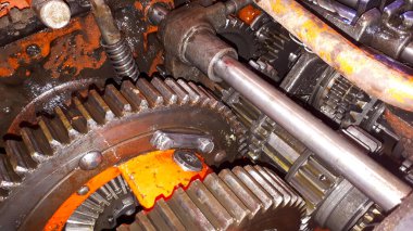 Eski bir traktörle şanzımanın tamiri. Tarım sektöründe kullanılan bir traktörün tamiri. Aracın dönen milinin dişlileri