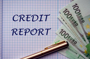 Avro banknotlarının yanında ekoseli kağıt üzerinde el yazısı CREDIT REPORT
