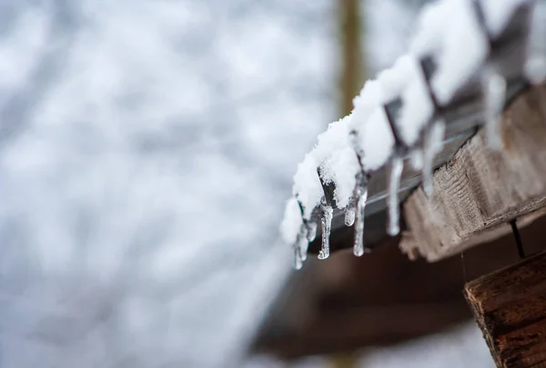 Invierno Carámbanos Colgando Aleros Roo —  Fotos de Stock