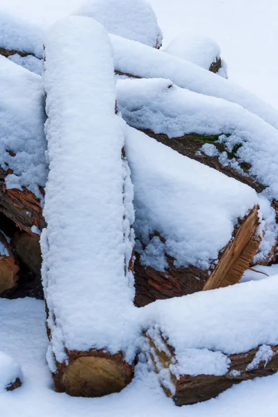 Dışarıda Karla Kaplı Odun Yığını Bir Yığın Tahta Kesiği Kereste — Stok fotoğraf