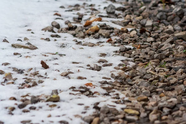 Kleine Grindweg Bedekt Met Sneeuw Textuur Winter Kiezelsteen Achtergrond Vuile — Stockfoto