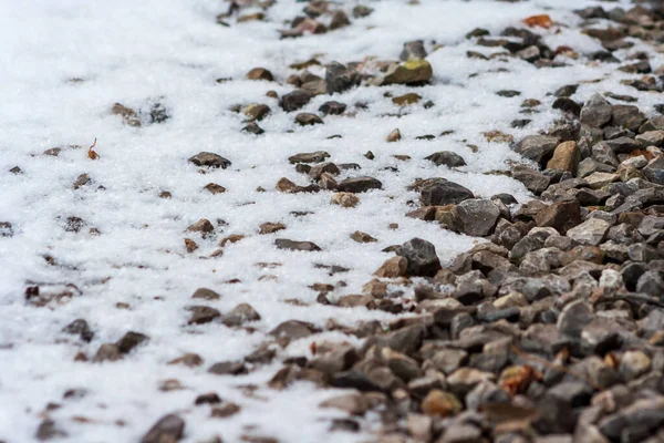 Kleine Grindweg Bedekt Met Sneeuw Textuur Winter Kiezelsteen Achtergrond Vuile — Stockfoto