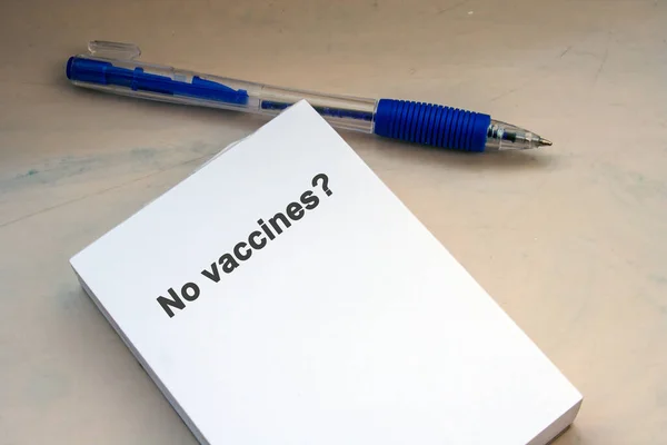 笔记本纸上没有疫苗 考罗那韦疫苗的选择 疫苗接种的支持者和反对者 — 图库照片