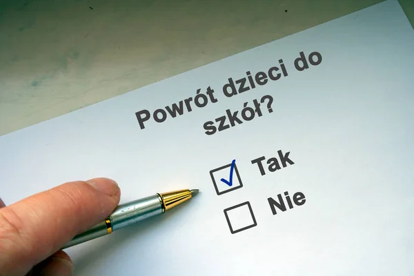 波兰问题 Powrot Dzieci Szkol 孩子们要回学校了吗 取消限制 一张纸 一支笔和一个支票记号 — 图库照片