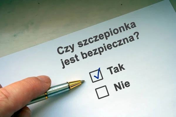 与黑笔标记在核对表框 波兰问题 Czy Szczepionka Jest Bezpiece Zna 疫苗安全吗 Coronavirus疫苗概念 — 图库照片