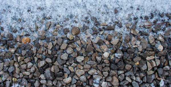Malá Štěrková Cesta Pokrytá Sněhovou Texturou Zimní Oblázkové Pozadí Špinavá — Stock fotografie