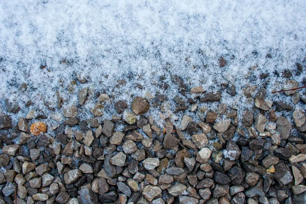 Kleine Grindweg Bedekt Met Sneeuw Textuur Winter Kiezelsteen Achtergrond Vuile — Stockfoto