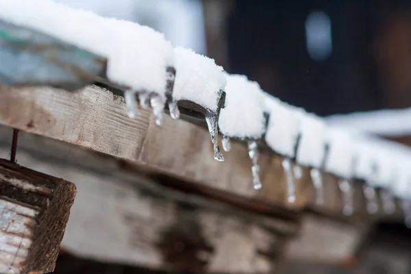 Invierno Carámbanos Colgando Aleros Roo —  Fotos de Stock