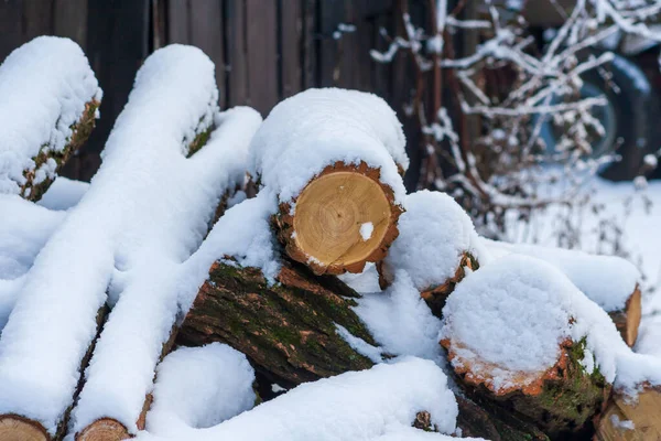 Montón Leña Cubierta Nieve Aire Libre Montón Madera Cortada Nieve —  Fotos de Stock