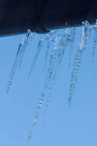 Fondo Carámbanos Primer Plano Icicles Colgando Techo Clima Frío Invierno — Foto de Stock