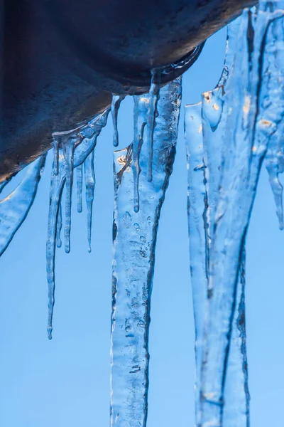 Fondo Carámbanos Primer Plano Icicles Colgando Techo Clima Frío Invierno — Foto de Stock