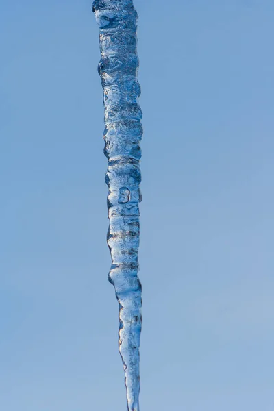 闭锁冰柱背景 冰柱挂在屋顶上 寒冷的冬季气候 冬季季节概念 — 图库照片