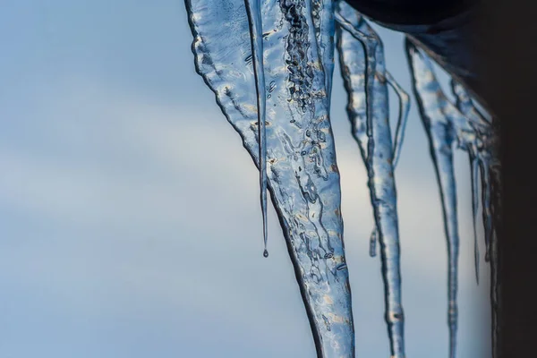 Närbild Istappar Bakgrund Isarna Hänger Ner Från Ett Tak Kallt — Stockfoto